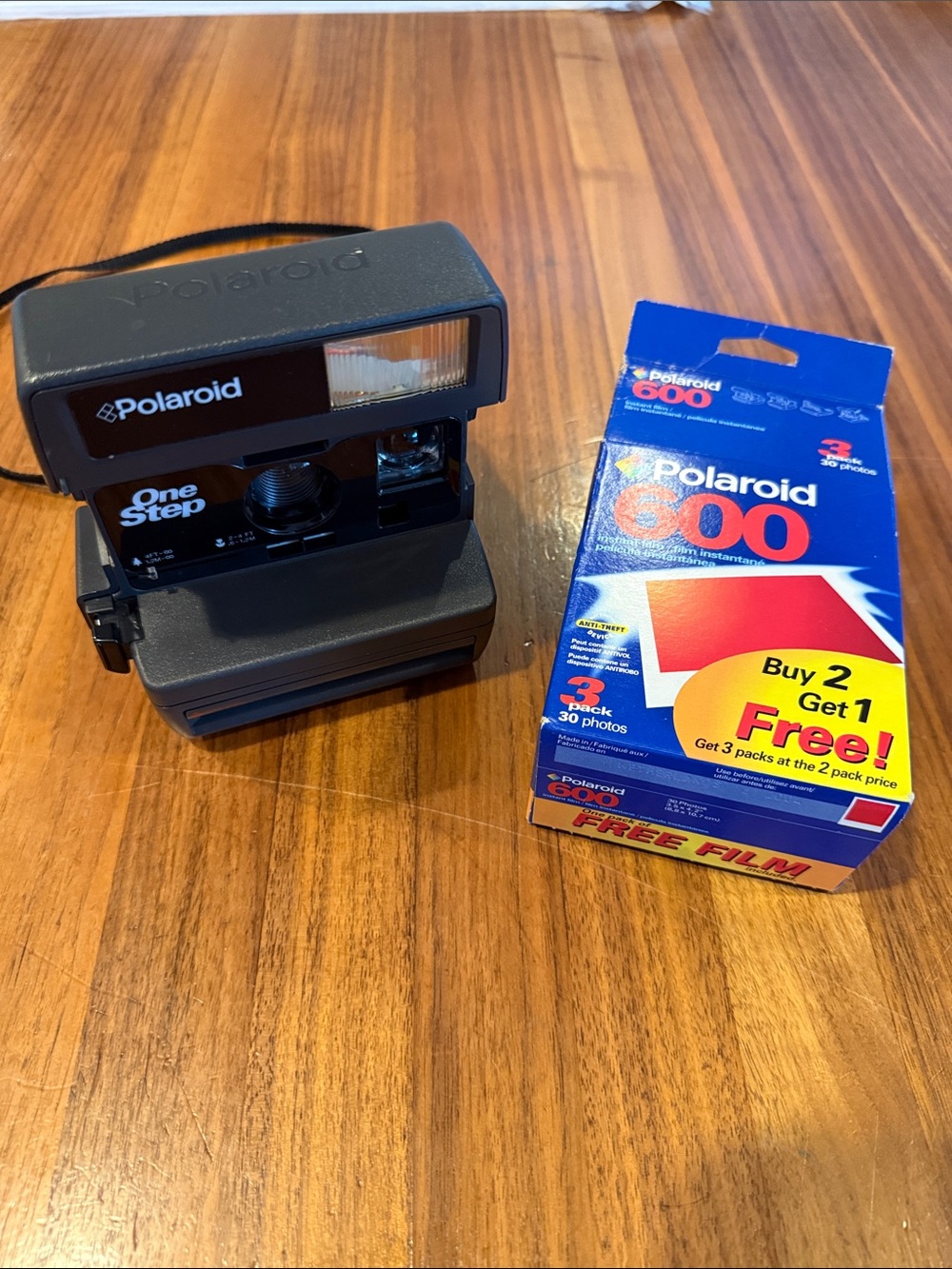 Vintage Polaroid 600 One Step Close Up Instant Camera & Film Pack